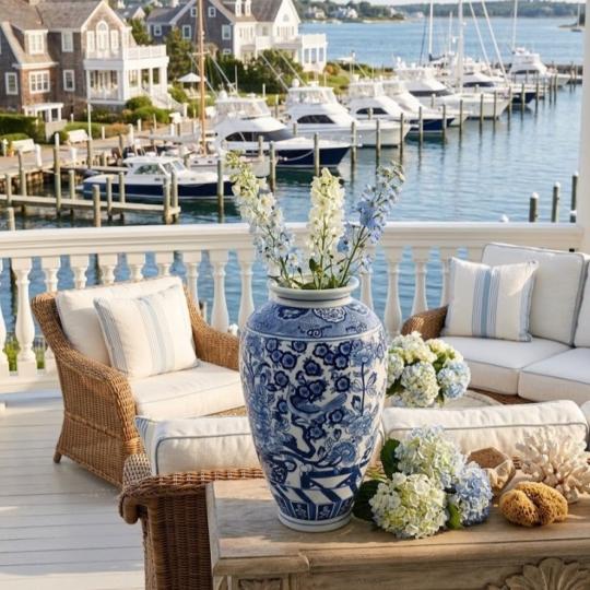 terasa elegantny klasicky mediteransky letny dom modra biele porcelanova vaza hamptons coastal obciansky kvet.jpg
